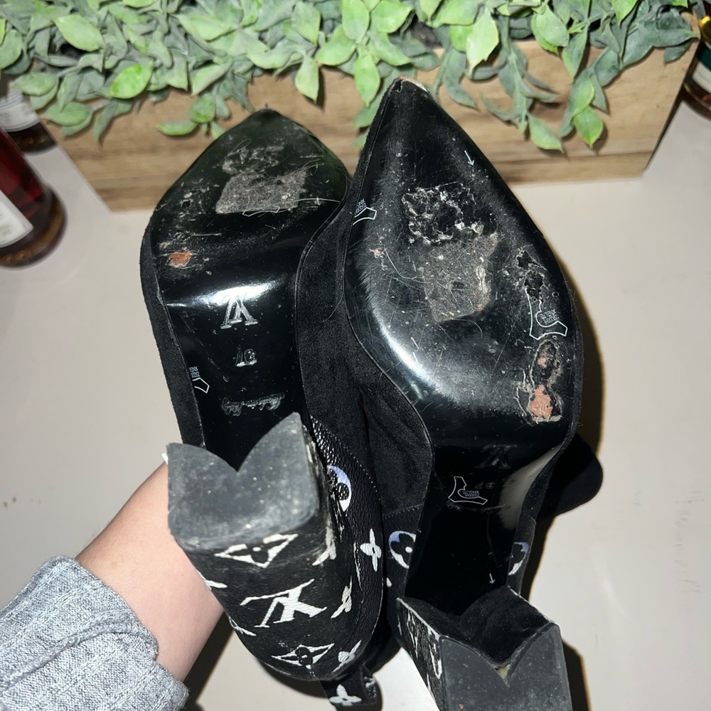 Black Suede High-Heel Ankle Boots with Logo-Pattern Heel - Picture 4 of 4
